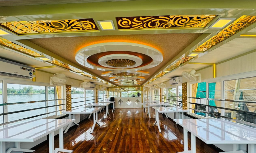 7 Bed luxury houseboat (3)